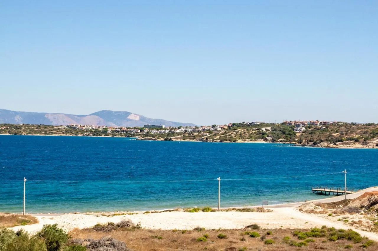 Superb Flat Near Sea With Shared Pool In Cesme Apartment